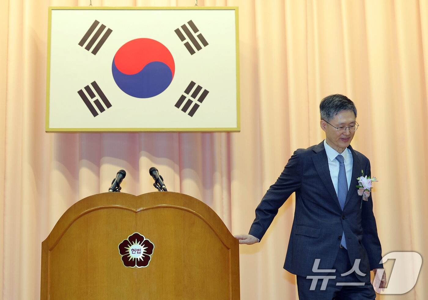 본문 이미지 - 문형배 헌법재판소장 권한대행이 18일 오전 서울 종로구 재동 헌법재판소 대강당에서 열린 문형배·이미선 헌법재판관 퇴임식에서 퇴임사를 마친 뒤 단상에서 내려가고 있다. 2025.4.18/뉴스1 ⓒ News1 박정호 기자
