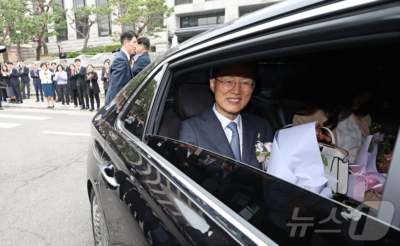 (서울=뉴스1) 박정호 기자 = 문형배 헌법재판소장 권한대행이 18일 서울 종로구 헌법재판소에서 열린 퇴임식을 마친 뒤 환송을 받으며 헌재를 나서고 있다. (공동취재) 2025.4 …