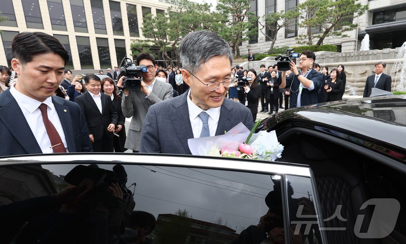 본문 이미지 - 문형배 헌법재판소장 권한대행이 18일 서울 종로구 헌법재판소에서 열린 퇴임식을 마친 뒤 환송을 받으며 헌재를 나서고 있다. &#40;공동취재&#41; 2025.4.18/뉴스1 ⓒ News1 박정호 기자