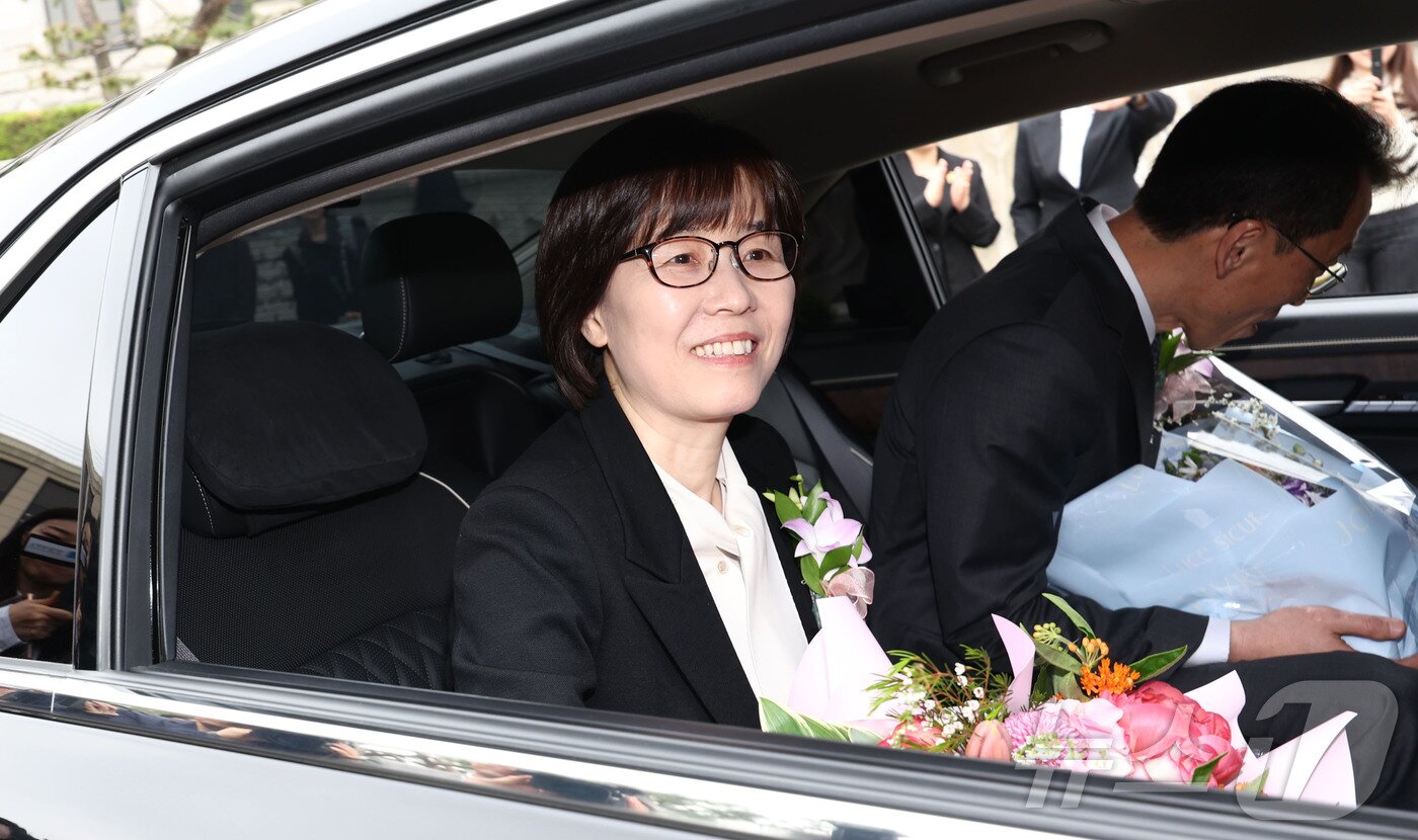 본문 이미지 - 이미선 헌법재판관이 18일 서울 종로구 헌법재판소에서 열린 퇴임식을 마친 뒤 환송을 받으며 헌재를 나서고 있다. &#40;공동취재&#41; 2025.4.18/뉴스1 ⓒ News1 박정호 기자