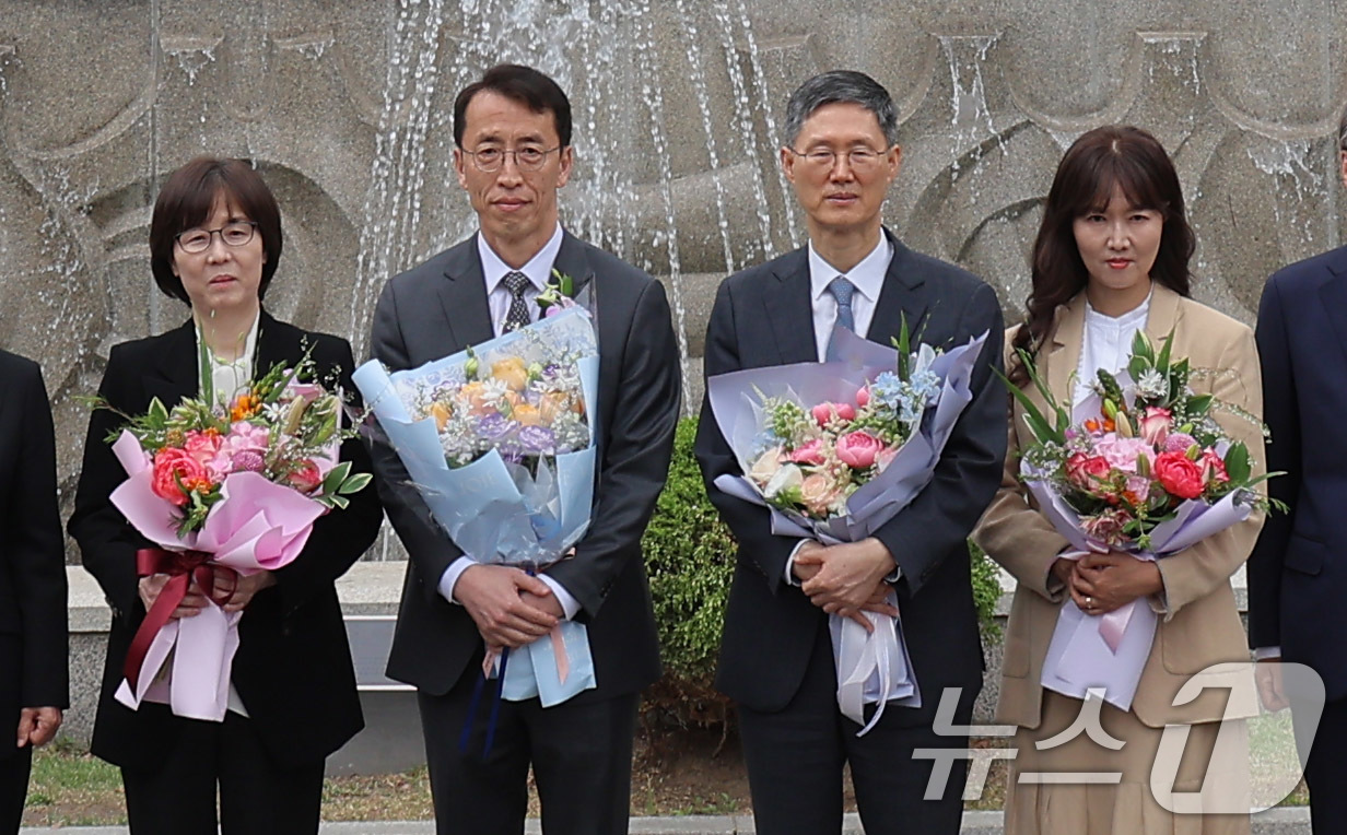 (서울=뉴스1) 박정호 기자 = 문형배 헌법재판소장 대행과 이미선 헌법재판관이 18일 오전 서울 종로구 재동 헌법재판소 앞에서 퇴임식을 마친 뒤 기념촬영을 하고 있다. 2025.4 …