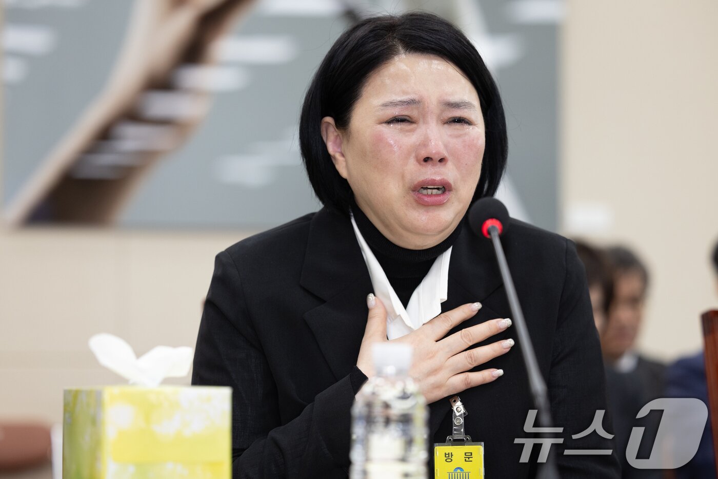 본문 이미지 - 직장 내 괴롭힘으로 숨진 기상캐스터 고(故) 오요안나 씨의 어머니인 장연미 씨가 18일 오전 서울 여의도 국회에서 열린 제424회 국회(임시회) 과학기술방송통신위원회 제2차 전체회의에서 눈물을 흘리며 의원 질의에 답변하고 있다. 2025.4.18/뉴스1 ⓒ News1 이재명 기자