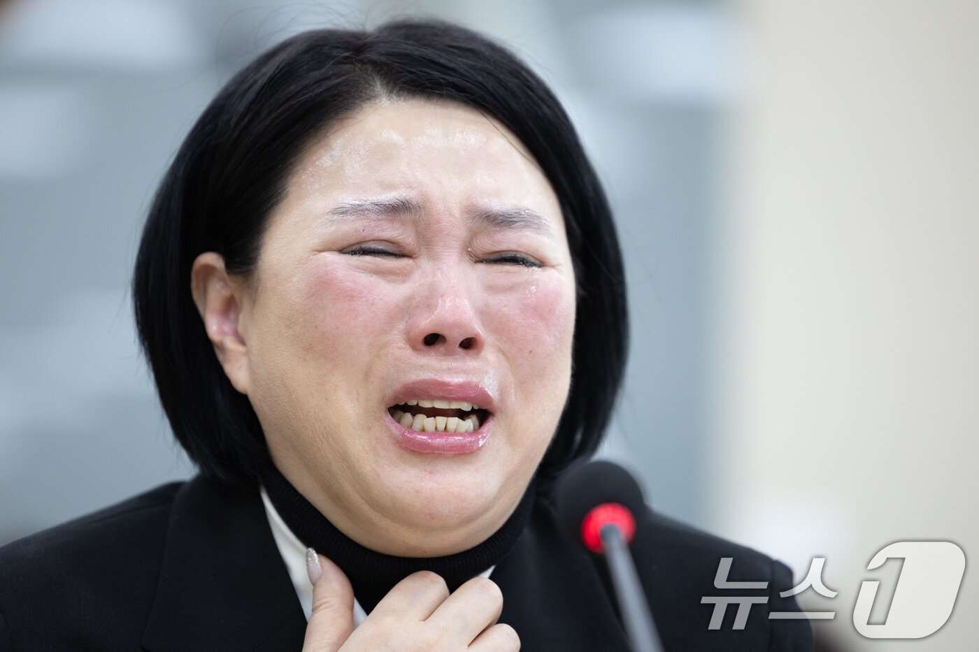 본문 이미지 - 직장 내 괴롭힘으로 숨진 기상캐스터 고(故) 오요안나 씨의 어머니인 장연미 씨가 18일 오전 서울 여의도 국회에서 열린 제424회 국회(임시회) 과학기술방송통신위원회 제2차 전체회의에서 눈물을 흘리며 의원 질의에 답변하고 있다. 2025.4.18/뉴스1 ⓒ News1 이재명 기자