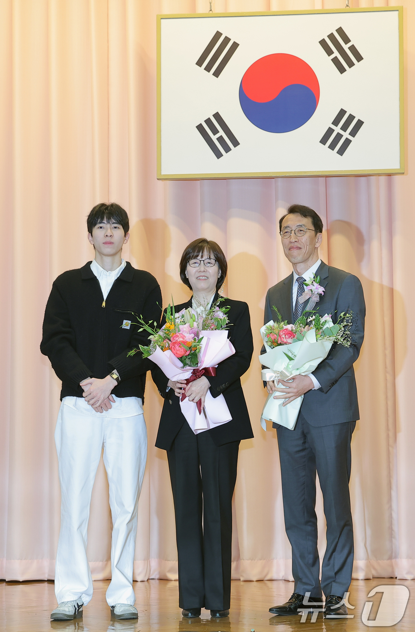 (서울=뉴스1) 박정호 기자 = 이미선 헌법재판관이 18일 오전 서울 종로구 재동 헌법재판소 대강당에서 열린 문형배·이미선 헌법재판관 퇴임식에서 가족과 기념 촬영을 하고 있다. 2 …