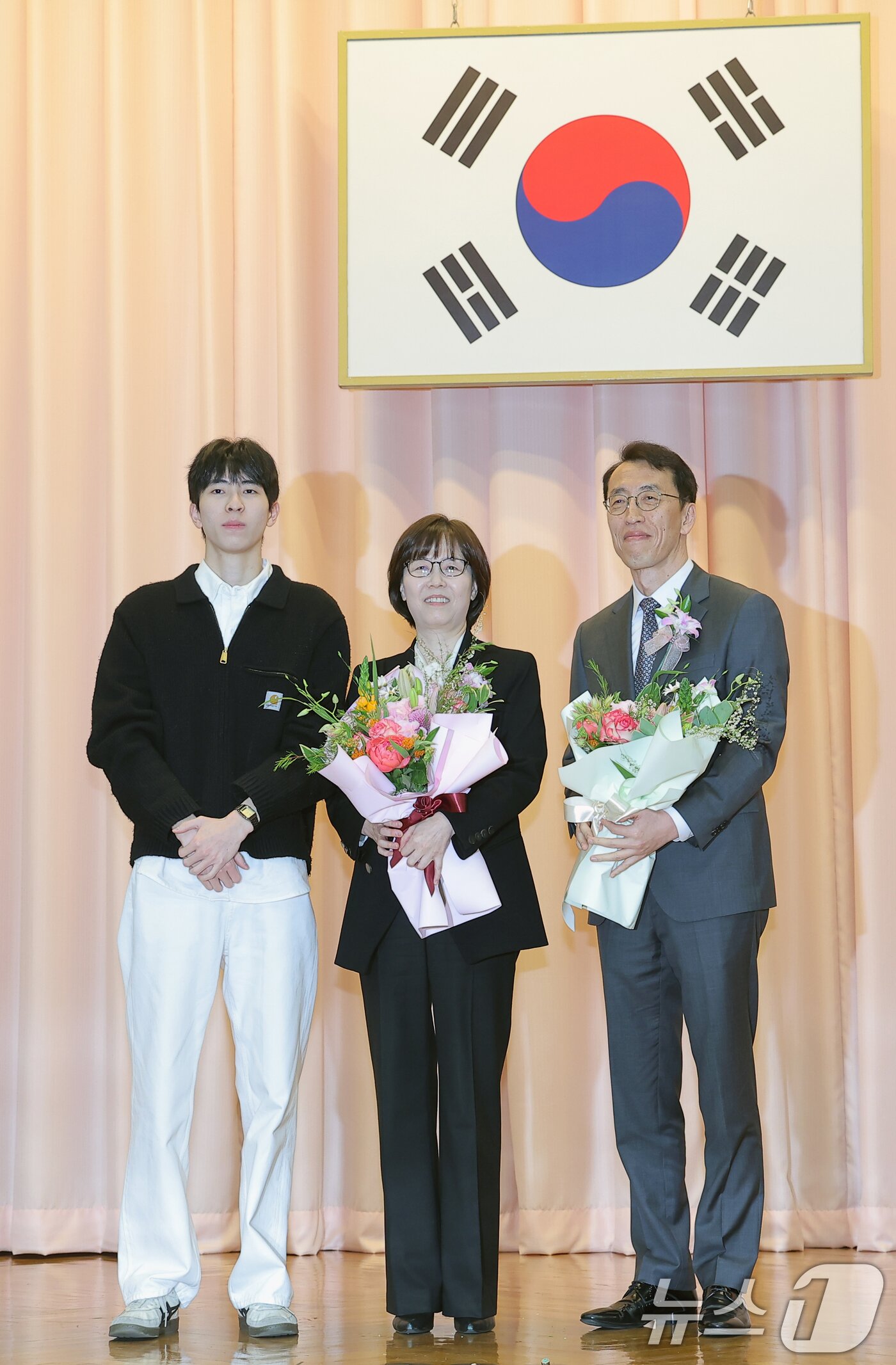 본문 이미지 - 이미선 헌법재판관이 18일 오전 서울 종로구 재동 헌법재판소 대강당에서 열린 문형배·이미선 헌법재판관 퇴임식에서 가족과 기념 촬영을 하고 있다. 2025.4.18/뉴스1 ⓒ News1 박정호 기자
