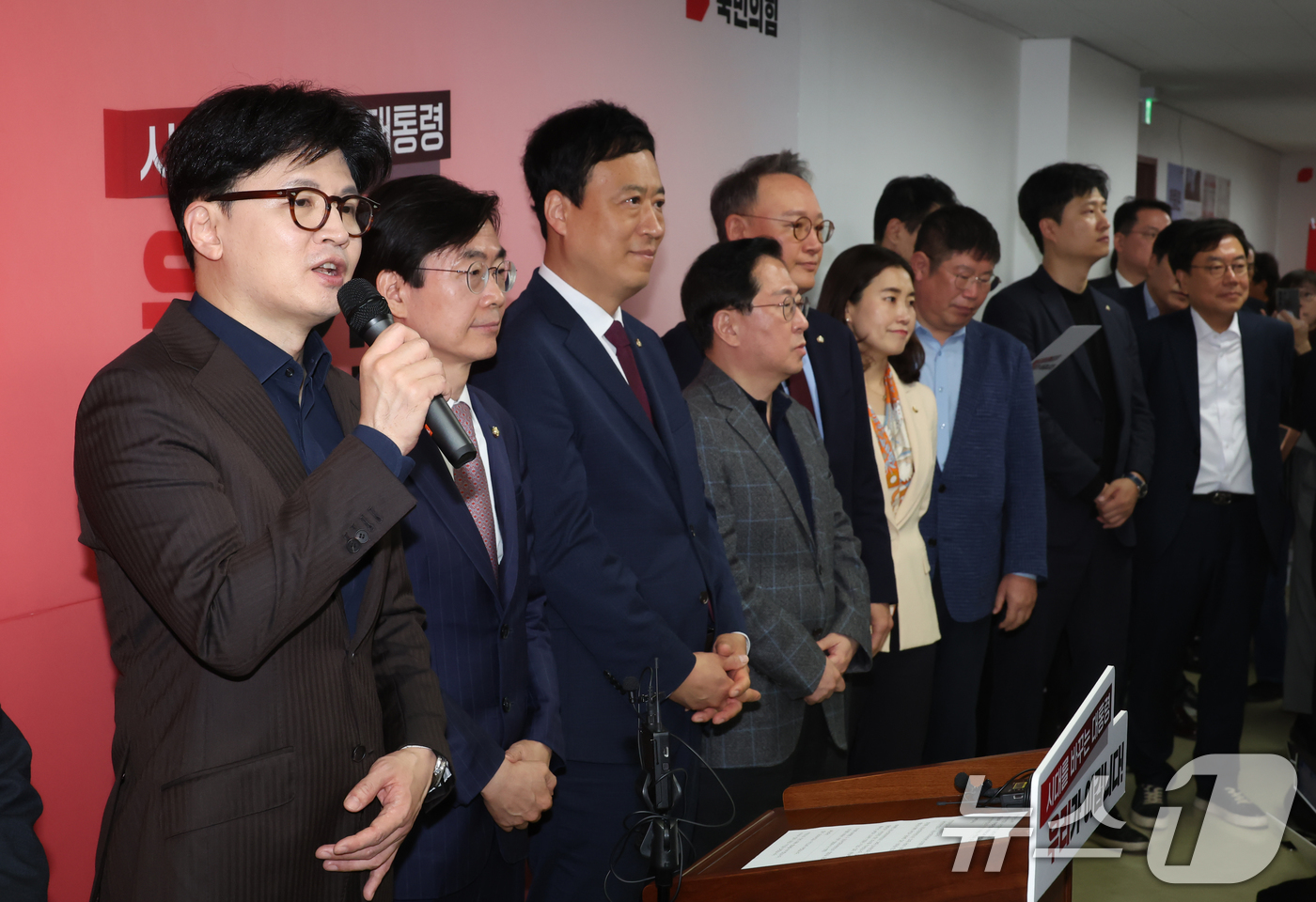 (서울=뉴스1) 김민지 기자 = 한동훈 국민의힘 대선 경선 후보가 18일 서울 여의도 캠프 사무실에서 캠프 인선 등 현안 관련 기자회견을 하고 있다. (공동취재) 2025.4.18 …