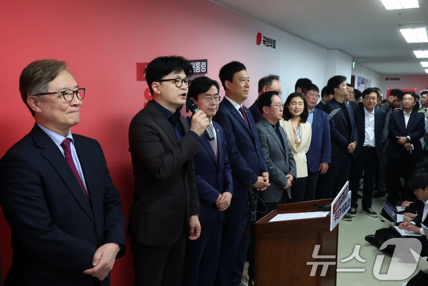 (서울=뉴스1) 김민지 기자 = 한동훈 국민의힘 대선 경선 후보가 18일 서울 여의도 캠프 사무실에서 조경태·최재형 공동 선대위원장과 캠프 인선 등 현안 관련 기자회견을 하고 있다 …