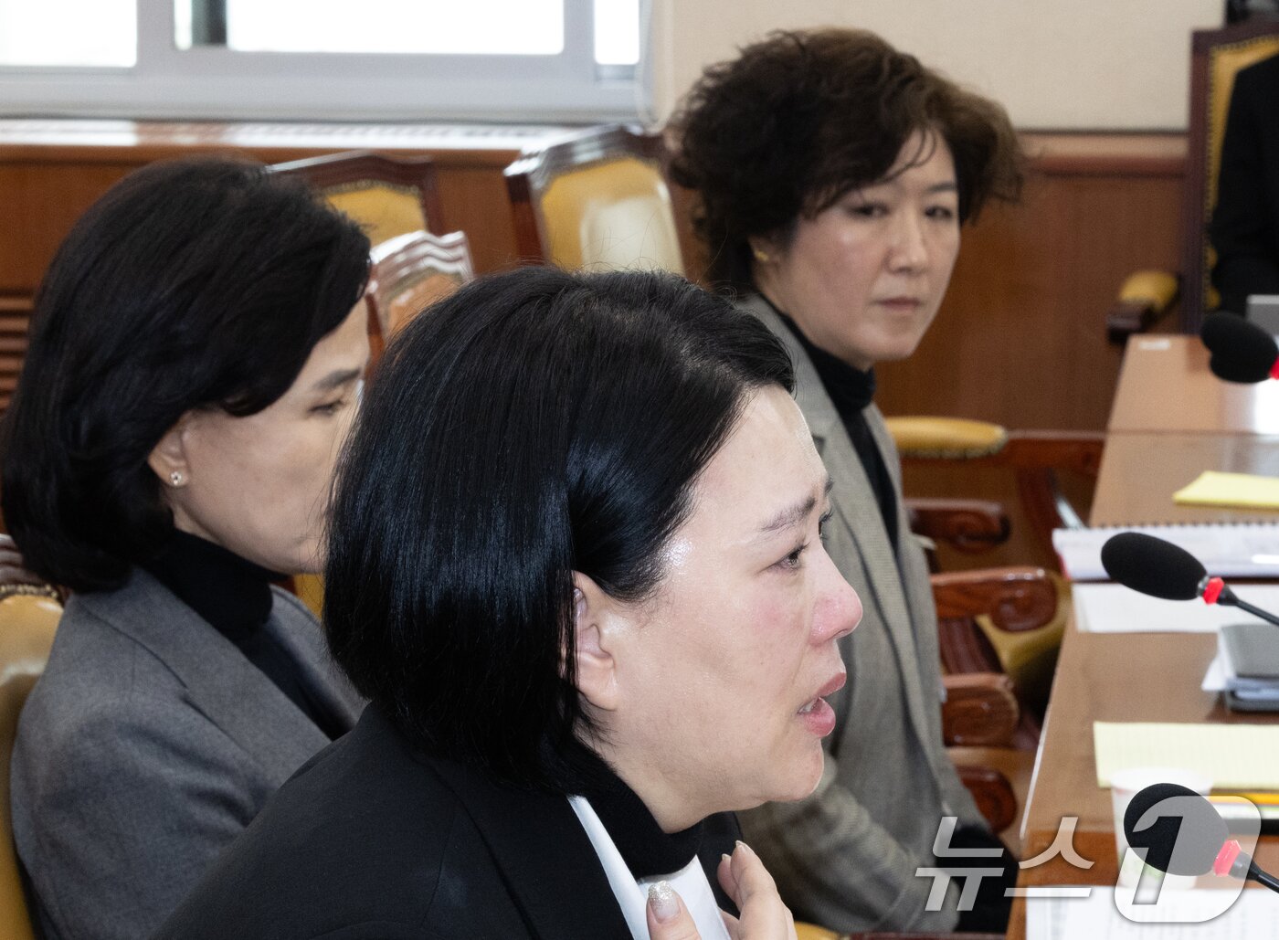 본문 이미지 - 직장 내 괴롭힘으로 숨진 기상캐스터 고(故) 오요안나 씨의 어머니인 장연미 씨가 18일 오전 서울 여의도 국회에서 열린 제424회 국회(임시회) 과학기술방송통신위원회 제2차 전체회의에서 눈물을 흘리며 의원 질의에 답변하고 있다. 사진 오른쪽은 박미나 MBC 경영본부장. 2025.4.18/뉴스1 ⓒ News1 이재명 기자