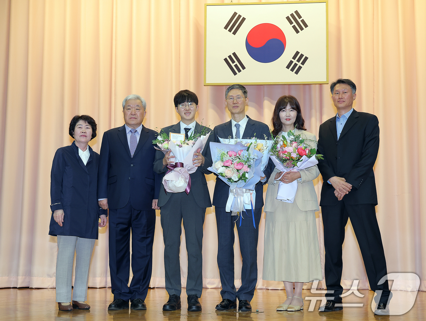 (서울=뉴스1) 박정호 기자 = 문형배 헌법재판소장 권한대이 18일 오전 서울 종로구 재동 헌법재판소 대강당에서 열린 문형배·이미선 헌법재판관 퇴임식에서 가족과 기념 촬영을 하고 …