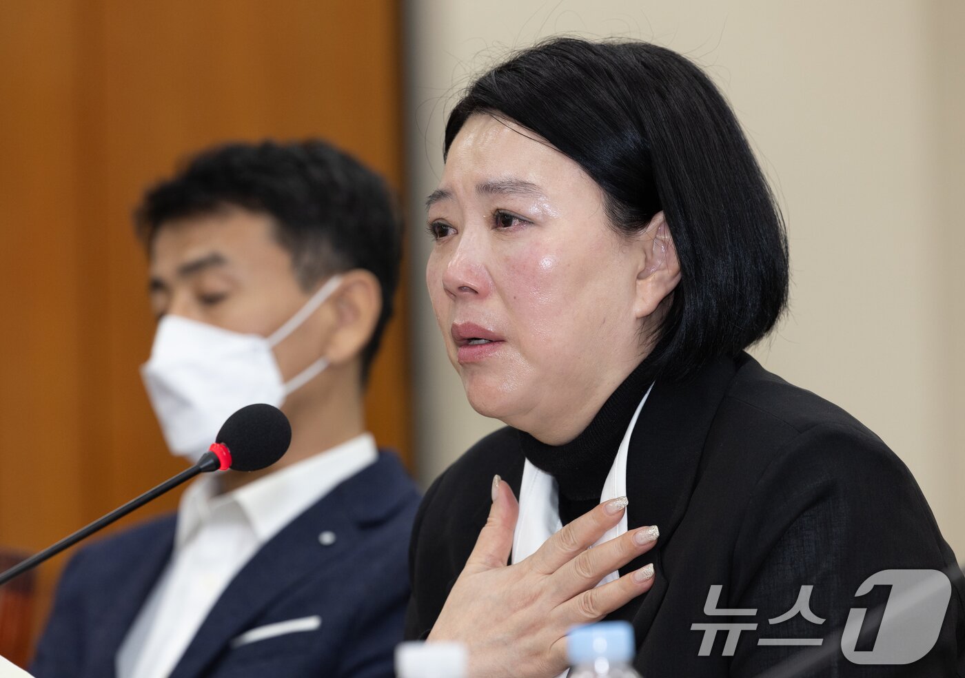 본문 이미지 - 직장 내 괴롭힘으로 숨진 기상캐스터 고(故) 오요안나 씨의 어머니인 장연미 씨가 18일 오전 서울 여의도 국회에서 열린 제424회 국회(임시회) 과학기술방송통신위원회 제2차 전체회의에서 눈물을 흘리며 의원 질의에 답변하고 있다. 2025.4.18/뉴스1 ⓒ News1 이재명 기자
