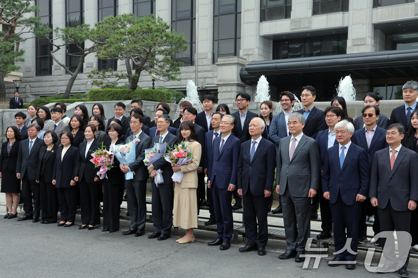(서울=뉴스1) 박정호 기자 = 문형배 헌법재판소장 권한대행과 이미선 헌법재판관이 18일 오전 서울 종로구 재동 헌법재판소 대강당에서 열린 문형배·이미선 헌법재판관 퇴임식을 마친 …