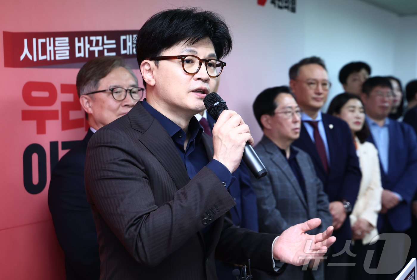(서울=뉴스1) 김민지 기자 = 한동훈 국민의힘 대선 경선 후보가 18일 서울 여의도에 마련된 국민먼저캠프 사무실에서 캠프 인사 발표 기자회견을 하고 있다. 2025.4.18/뉴스 …