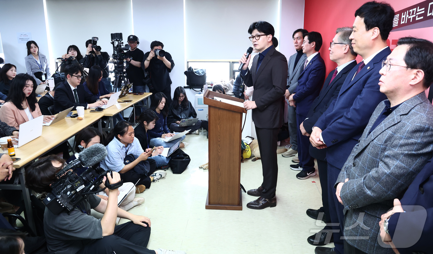 (서울=뉴스1) 김민지 기자 = 한동훈 국민의힘 대선 경선 후보가 18일 서울 여의도에 마련된 국민먼저캠프 사무실에서 조경태·최재형 공동 선대위원장 등 캠프 인사 발표 기자회견을 …