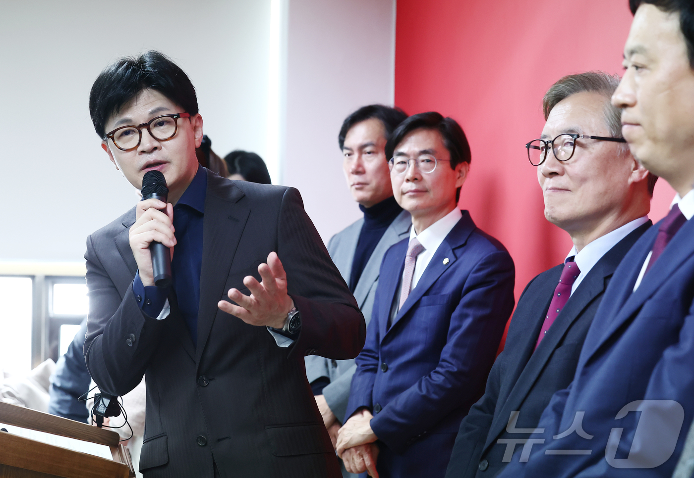 (서울=뉴스1) 김민지 기자 = 한동훈 국민의힘 대선 경선 후보가 18일 서울 여의도에 마련된 국민먼저캠프 사무실에서 조경태·최재형 공동 선대위원장 등 캠프 인사 발표 기자회견을 …