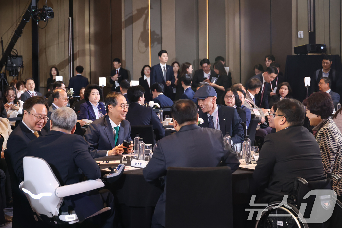 (서울=뉴스1) 임세영 기자 = 한덕수 대통령 권한대행 국무총리가 18일 서울 페어몬트 앰배서더 호텔에서 열린 장애인의 날 기념식에서 참석자들과 이야기를 나누고 있다. (총리실 제 …