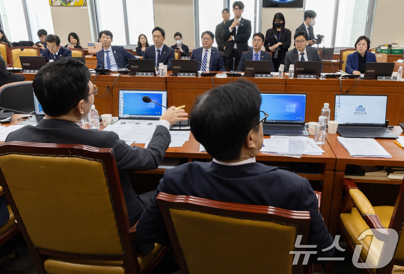 (서울=뉴스1) 이재명 기자 = 18일 오전 서울 여의도 국회에서 열린 제424회 국회(임시회) 과학기술방송통신위원회 제2차 전체회의에 박정훈 국민의힘 의원의 질의 화면을 두고 여 …