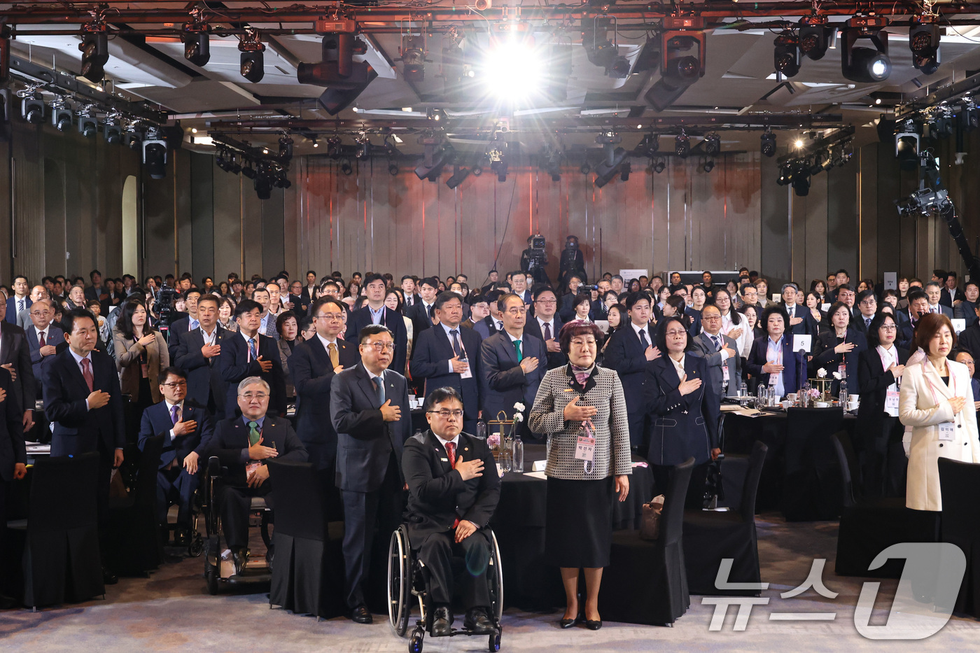 (서울=뉴스1) 임세영 기자 = 한덕수 대통령 권한대행 국무총리 및 참석자들이 18일 서울 페어몬트 앰배서더 호텔에서 열린 장애인의 날 기념식에서 국민의례를 하고 있다. (총리실 …