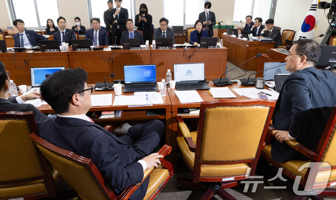 (서울=뉴스1) 이재명 기자 = 18일 오전 서울 여의도 국회에서 열린 제424회 국회(임시회) 과학기술방송통신위원회 제2차 전체회의에 박정훈 국민의힘 의원의 질의 화면을 두고 여 …