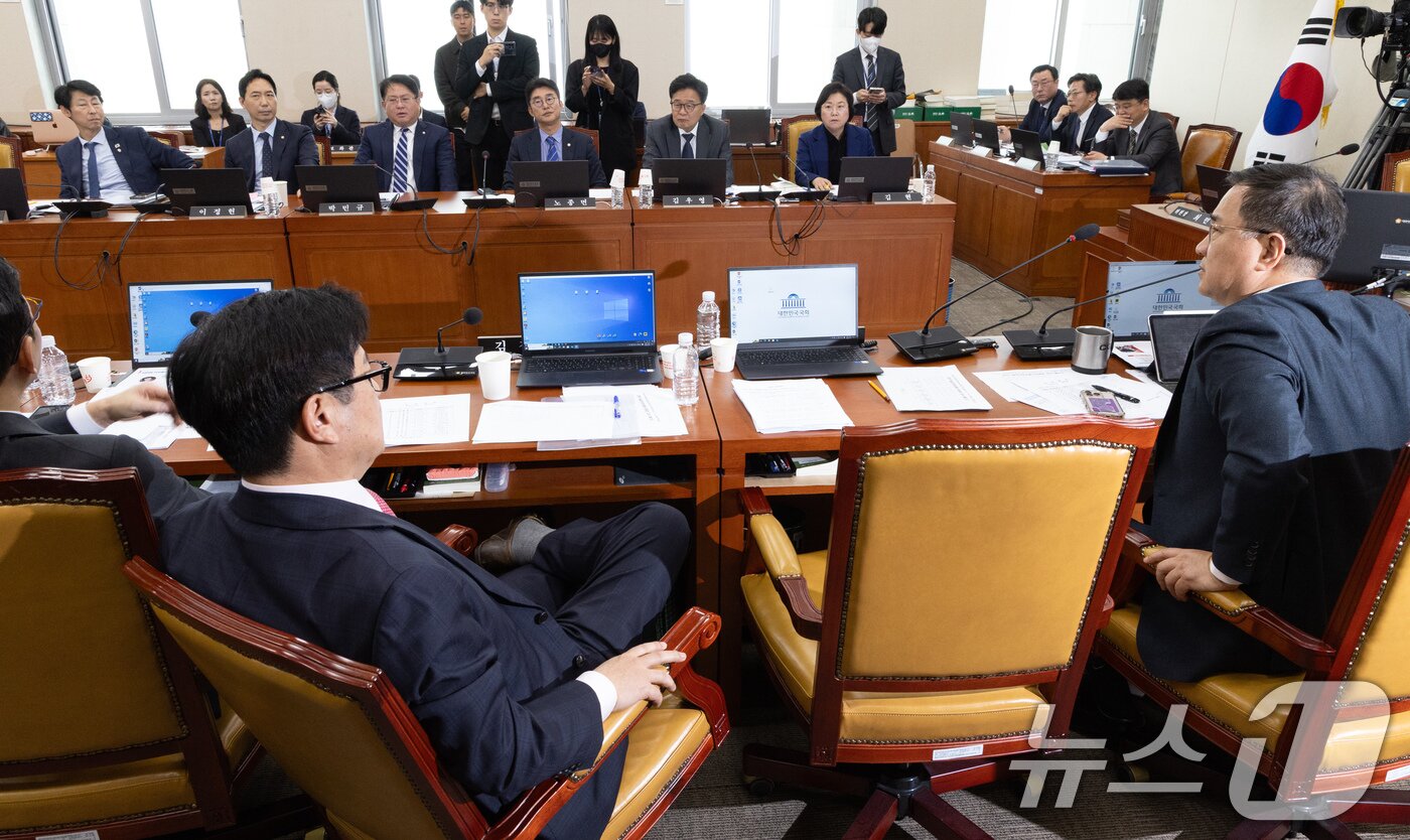 본문 이미지 - 18일 오전 서울 여의도 국회에서 열린 제424회 국회(임시회) 과학기술방송통신위원회 제2차 전체회의에 박정훈 국민의힘 의원의 질의 화면을 두고 여야 의원들이 언쟁을 벌이고 있다. 2025.4.18/뉴스1 ⓒ News1 이재명 기자