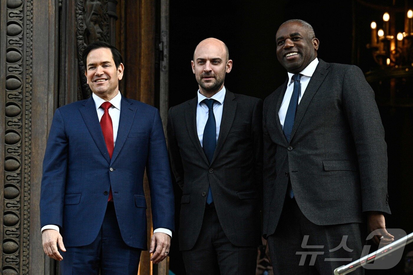 본문 이미지 - 마코 루비오 미국 국무장관과 장 노엘 바로 프랑스 외무 장관, 데이비드 래미 영국 외무장관이 17일(현지시간) 파리에서 우크라이나 종전 협상을 위한 회담에 앞서 포즈를 취하고 있다. 2025.04.18 ⓒ AFP=뉴스1 ⓒ News1 우동명 기자