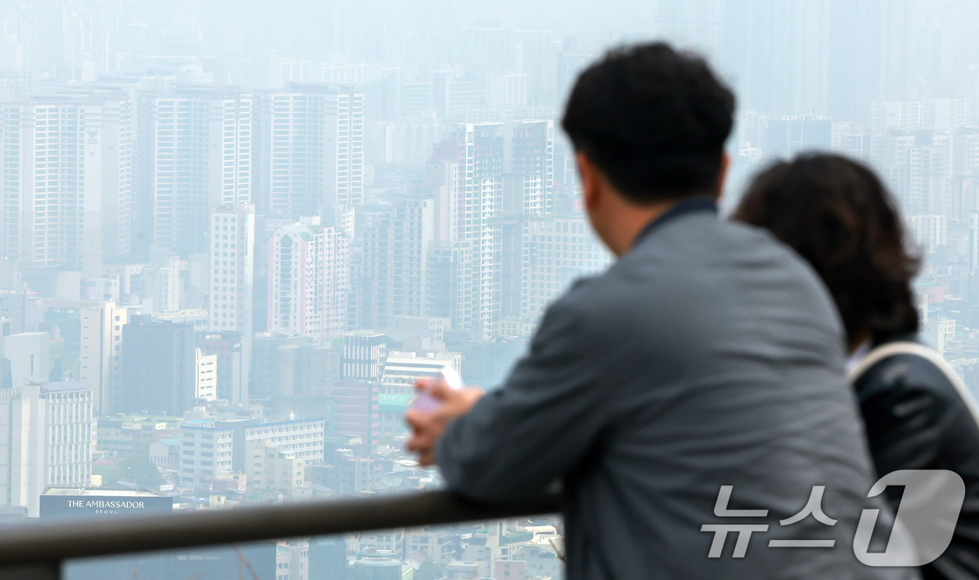 (서울=뉴스1) 김진환 기자 = 서울의 아파트 매매가격이 11주째 연속 오르며 다시 상승 흐름을 보이고 있다.한국부동산원이 17일 발표한 '4월 둘째주(14일 기준) 전국주택가격동 …