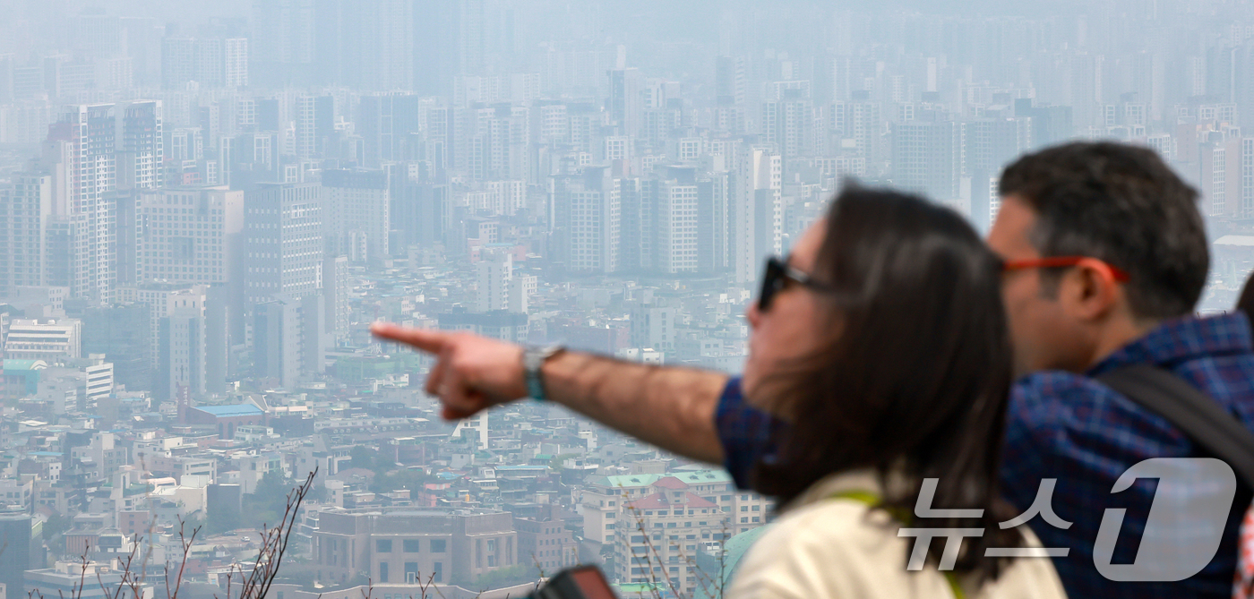 (서울=뉴스1) 김진환 기자 = 서울의 아파트 매매가격이 11주째 연속 오르며 다시 상승 흐름을 보이고 있다.한국부동산원이 17일 발표한 '4월 둘째주(14일 기준) 전국주택가격동 …