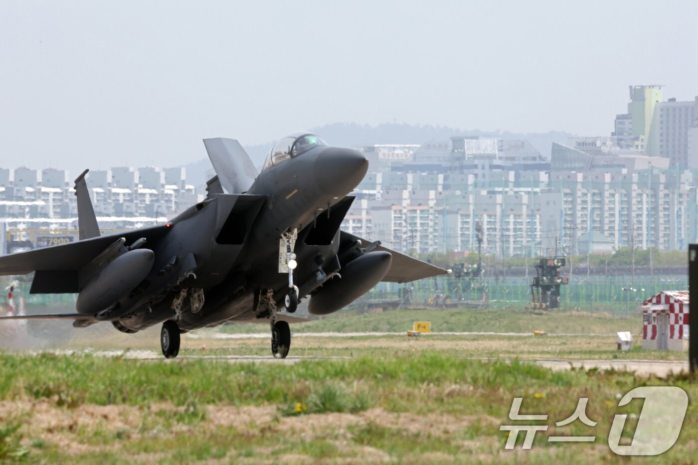 본문 이미지 - 18일 오전 광주 광산구 신촌동 광주공군기지에 한국 공군의 F-15K 전투기가 착륙하고 있다. 한미공군은 5월 2일까지 공군 광주기지에서 2주에 걸쳐 대규모 연합공중훈련 '프리덤 플래그(Freedom Flag)'를 실시한다. 2025.4.18/뉴스1 ⓒ News1 이승현 기자