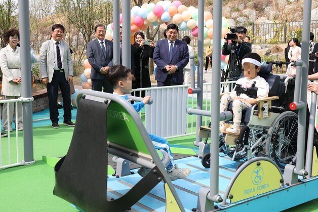 "차별 없이 놀아요" 세종이음학교 무장애 놀이터 준공