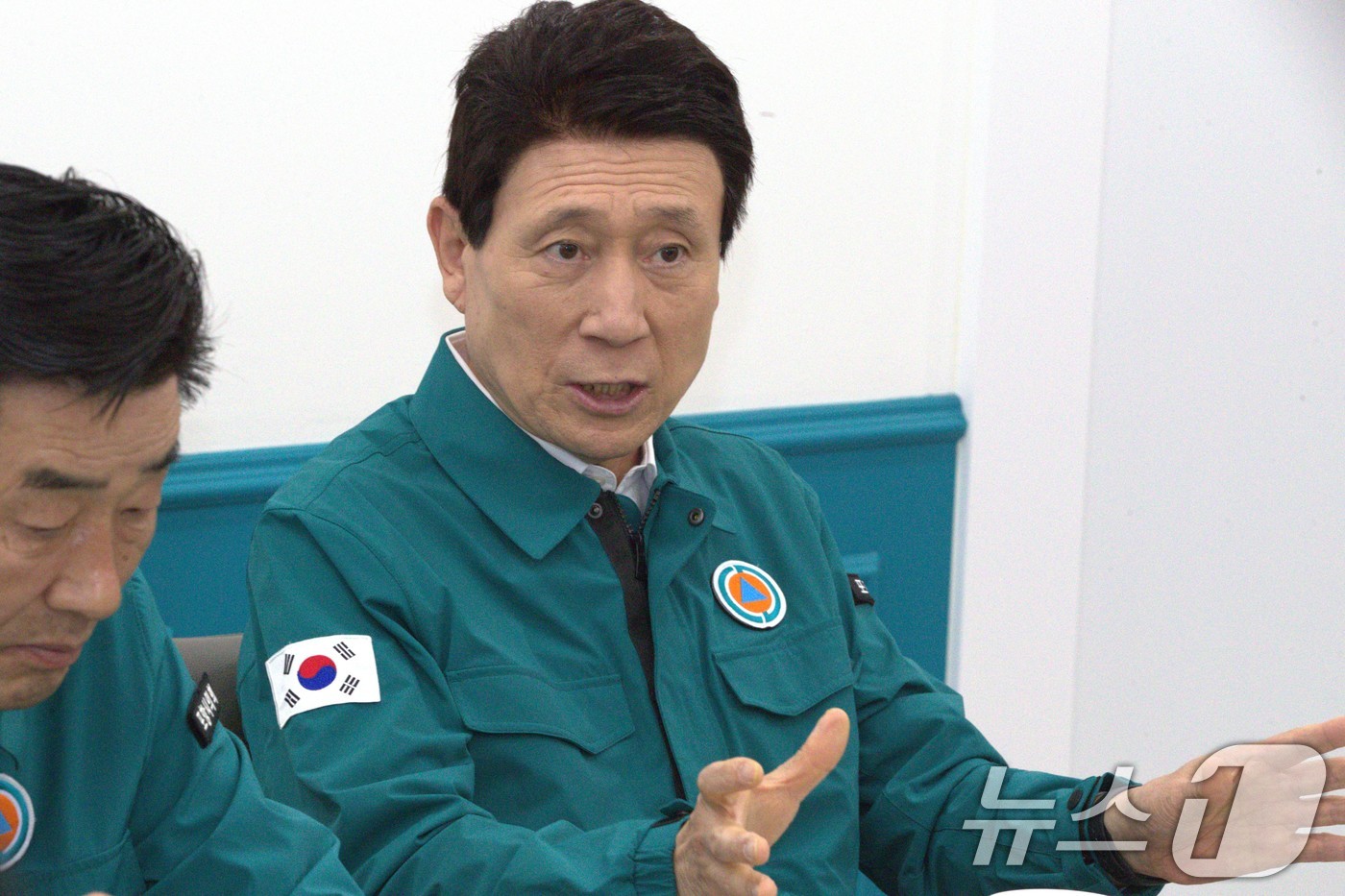 (안동·의성=뉴스1) 신성훈 기자 = 18일 이강덕 포항시장은 경북 초대형 산불 피해 지역인 5개 시군을 직접 방문해 각각 2000만원과 생수 1만3000병, 총 1억원의 성금과 …