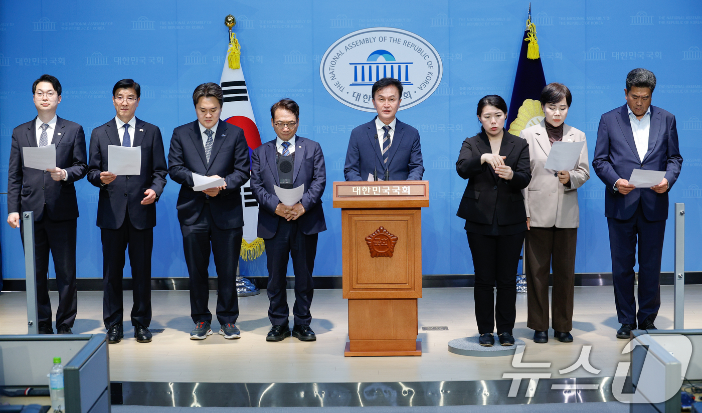 (서울=뉴스1) 안은나 기자 = 전현희 더불어민주당 정치테러대책위원장을 비롯한 위원들이 18일 서울 여의도 국회 소통관에서 정부를 향해 민주당 대선후보들의 신변보호를 강화할 것을 …