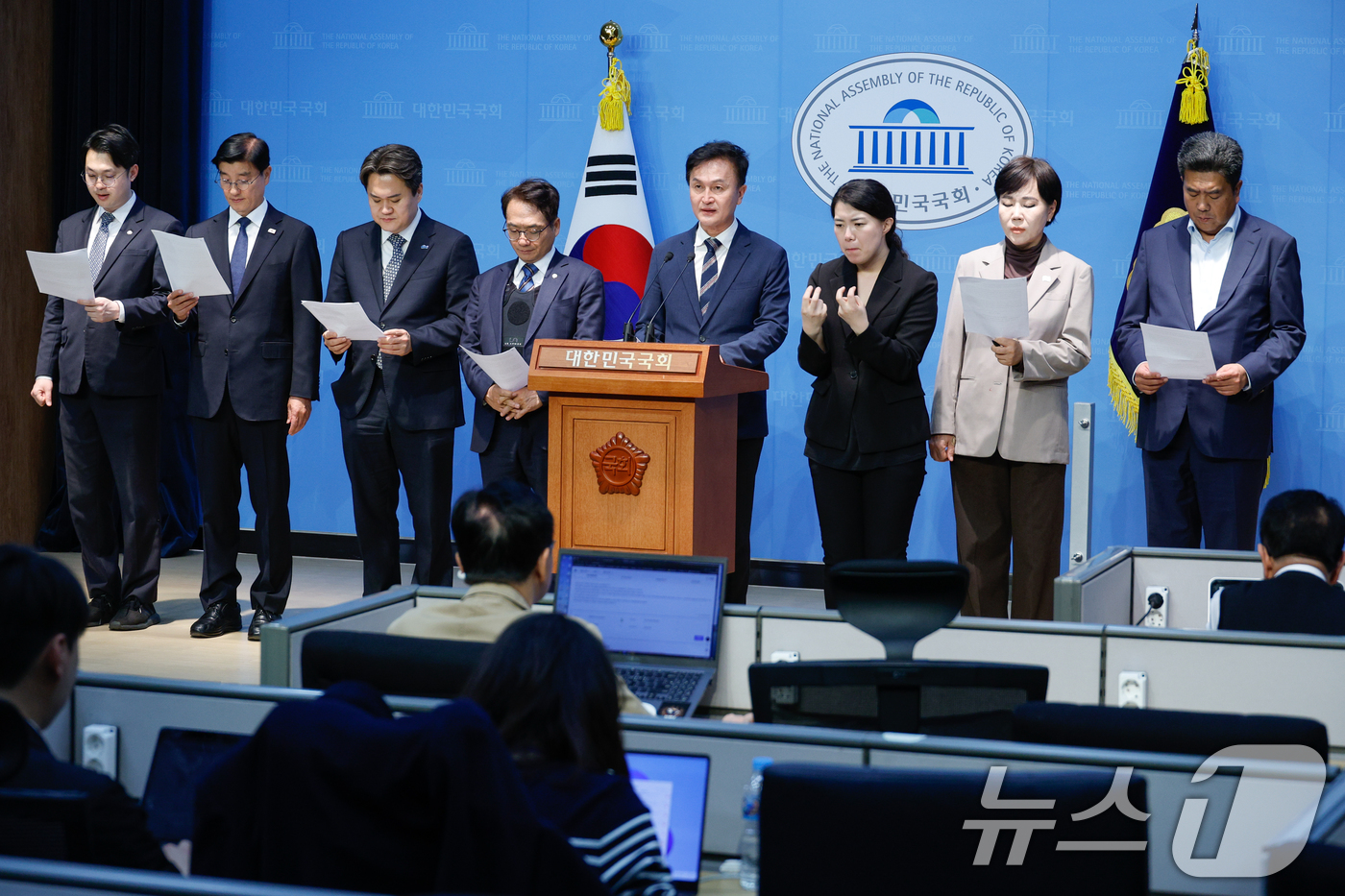 (서울=뉴스1) 안은나 기자 = 전현희 더불어민주당 정치테러대책위원장을 비롯한 위원들이 18일 서울 여의도 국회 소통관에서 정부를 향해 민주당 대선후보들의 신변보호를 강화할 것을 …