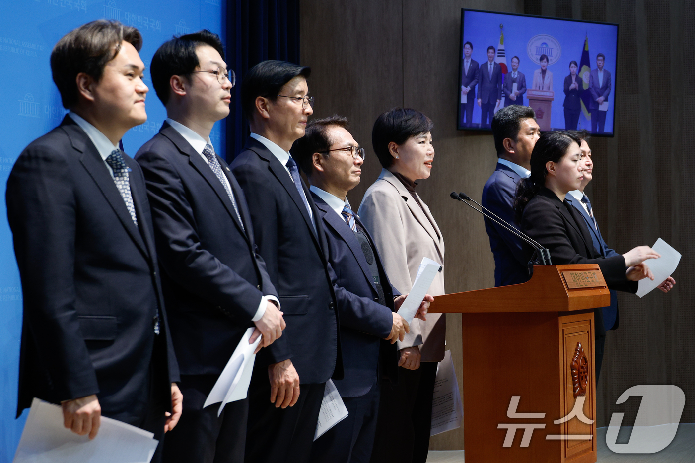 (서울=뉴스1) 안은나 기자 = 전현희 더불어민주당 정치테러대책위원장을 비롯한 위원들이 18일 서울 여의도 국회 소통관에서 정부를 향해 민주당 대선후보들의 신변보호를 강화할 것을 …