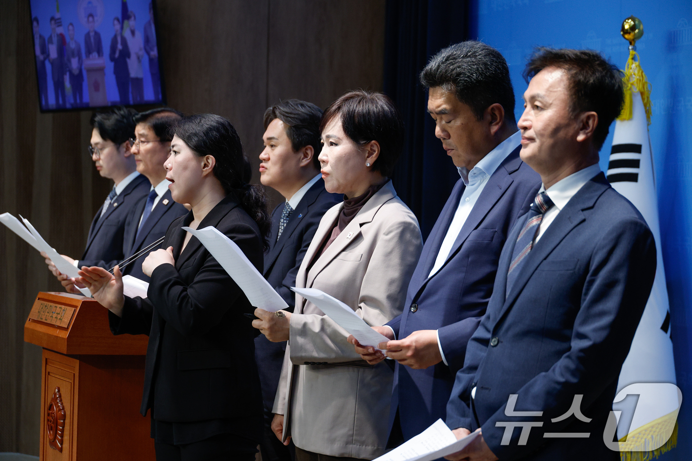 (서울=뉴스1) 안은나 기자 = 전현희 더불어민주당 정치테러대책위원장을 비롯한 위원들이 18일 서울 여의도 국회 소통관에서 정부를 향해 민주당 대선후보들의 신변보호를 강화할 것을 …