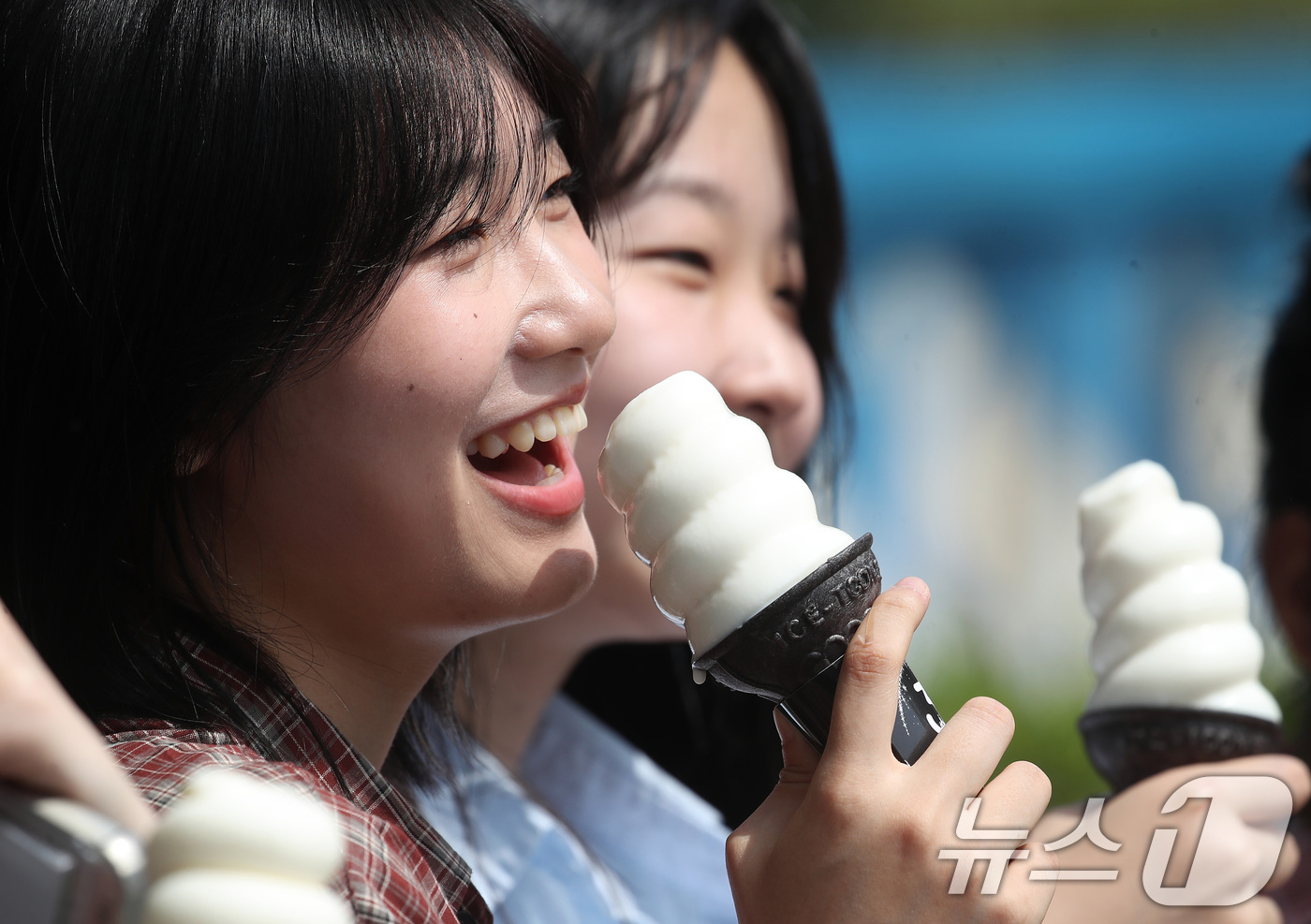 (대구=뉴스1) 공정식 기자 = 대구의 낮 기온이 28도를 넘는 초여름 더위가 찾아온 18일 대구 달서구 테마파크 이월드로 체험학습을 나온 학생들이 놀이기구 대기소에서 아이스크림을 …