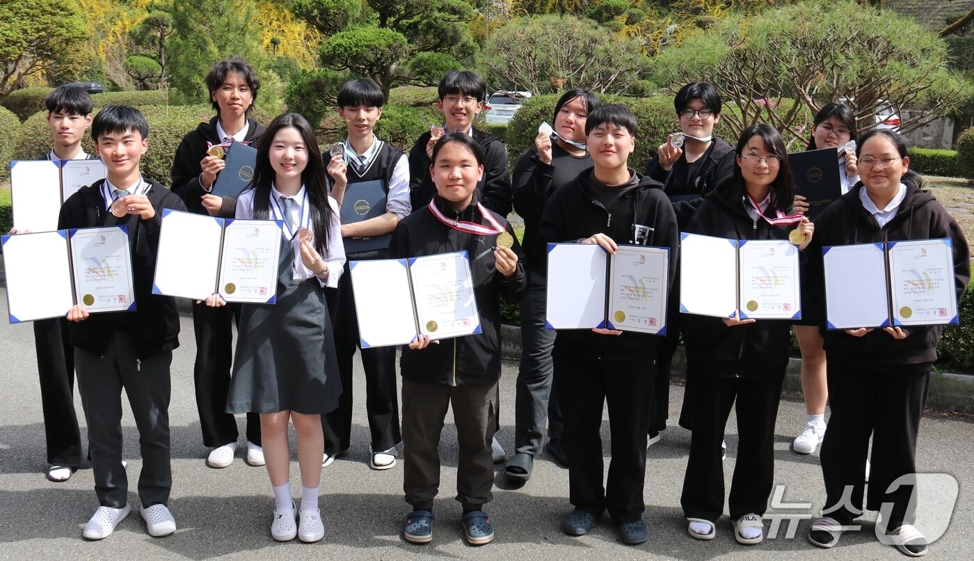 본문 이미지 - 2025 충청북도 기능경기대회에서 입상한 청주IT과학고등학교 학생들.(충북교육청 제공)/뉴스1