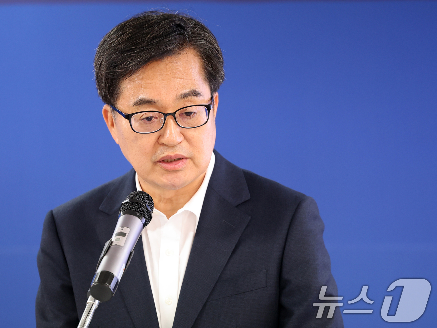 (서울=뉴스1) 황기선 기자 = 김동연 더불어민주당 대선 경선 후보가 18일 오후 서울 영등포구 여의도 선거 캠프에서 열린 '백팩 메고 TMI' 기자간담회에서 공약 발표를 하고 있 …