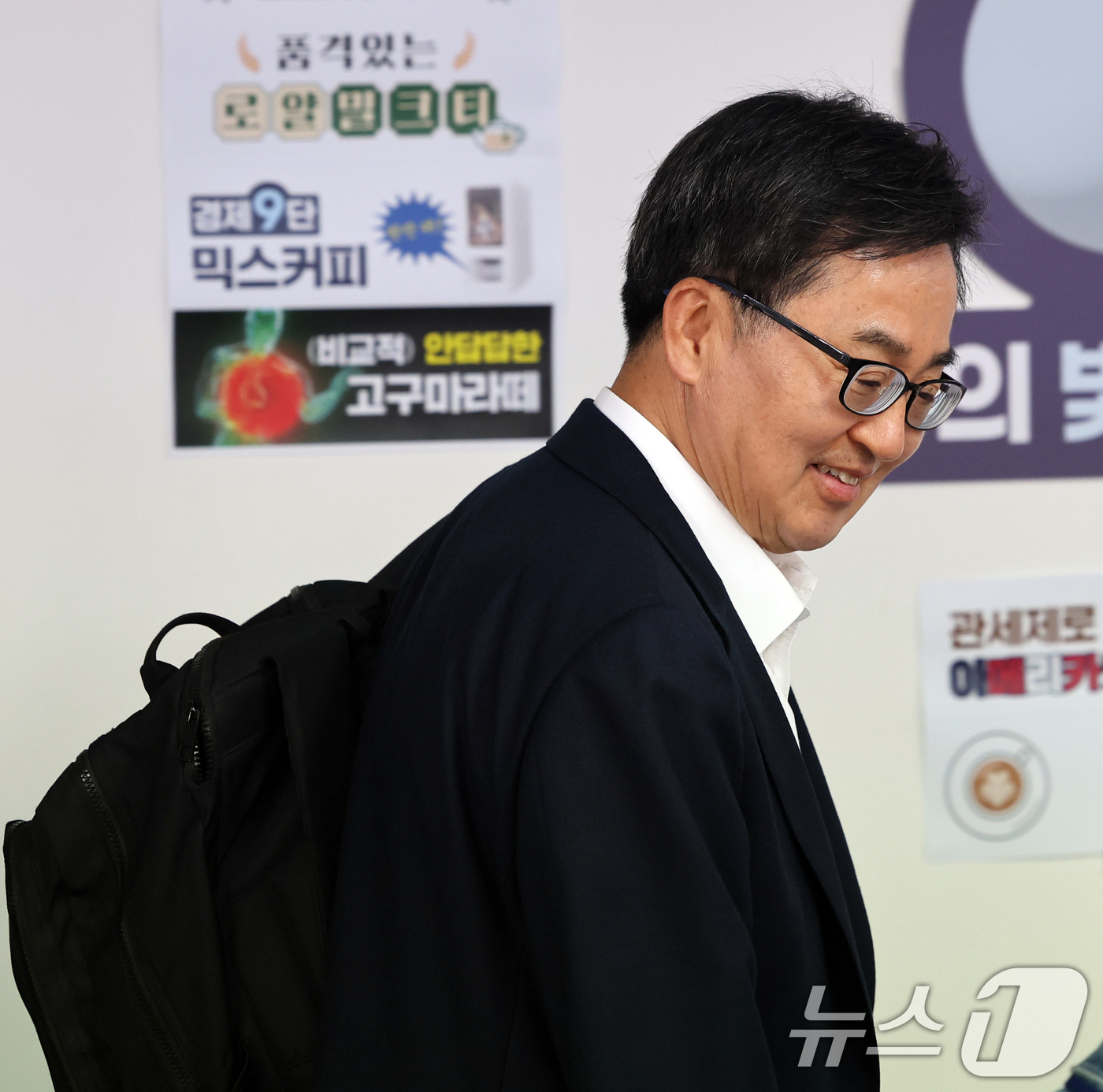 (서울=뉴스1) 황기선 기자 = 김동연 더불어민주당 대선 경선 후보가 18일 오후 서울 영등포구 여의도 선거 캠프에서 열린 '백팩 메고 TMI' 기자간담회에 참석하고 있다. 202 …