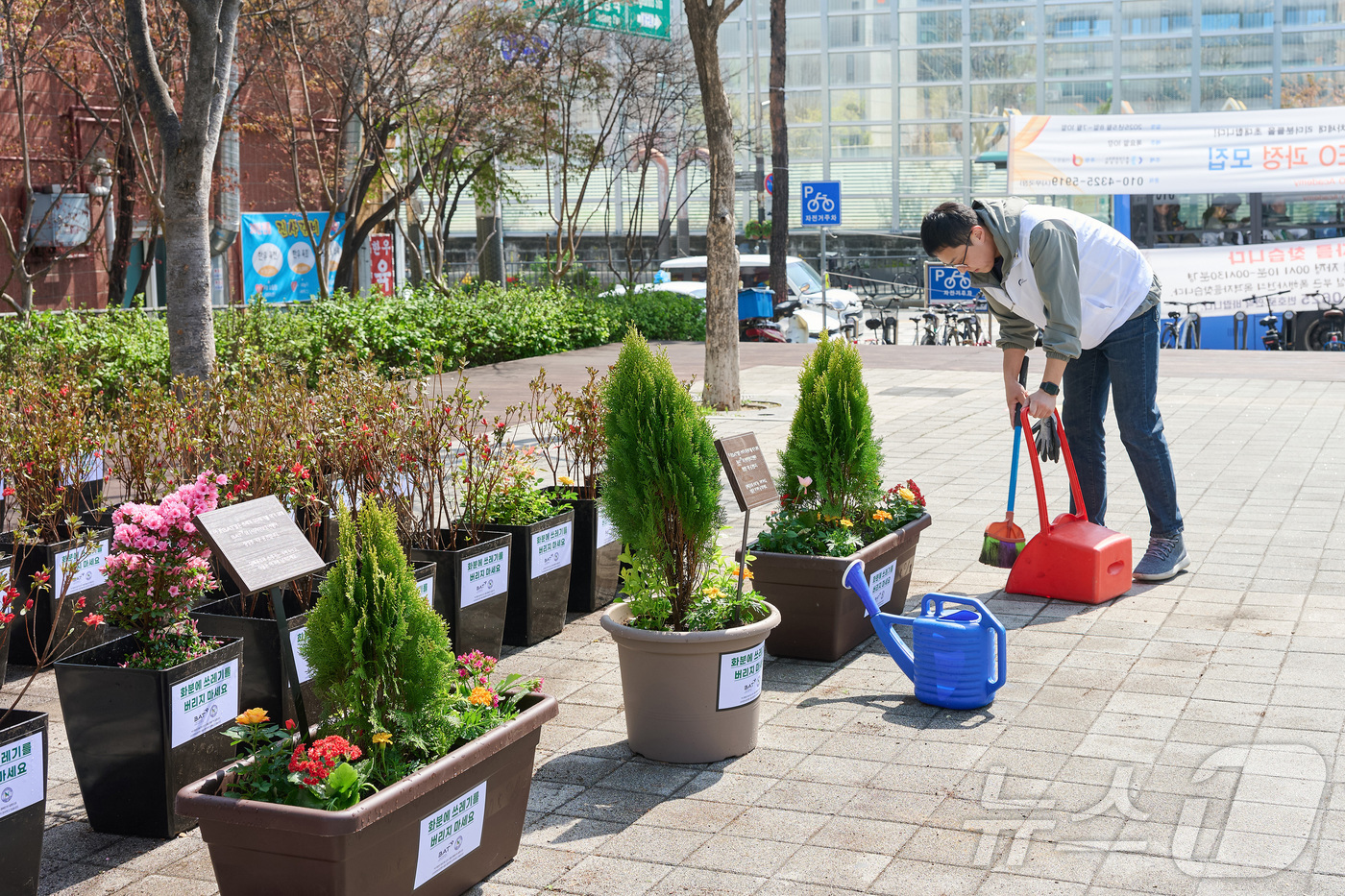 (서울=뉴스1) = BAT로스만스는 서울 중구 신당동 마을마당에서 열린 ‘꽃BAT 캠페인’을 통해 임직원들과 함께 봄꽃 식재 활동을 진행했다고 21일 밝혔다.꽃BAT 캠페인은 BA …