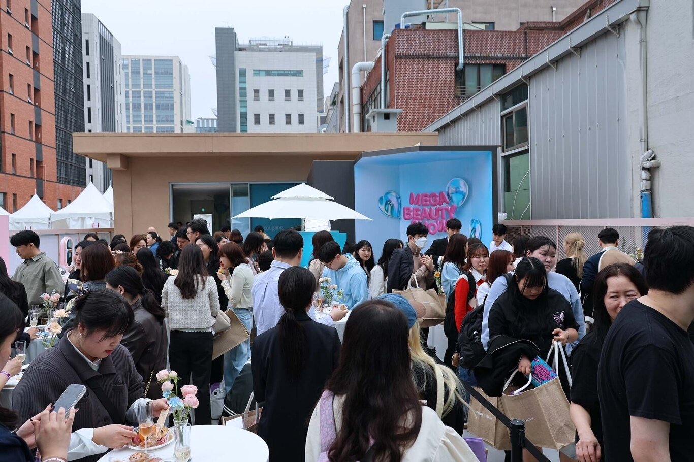 본문 이미지 - 쿠팡이 18일 서울 성동구 성수동 복합문화공간 &#39;XYZ서울&#39;에서 개최한 &#39;메가뷰티쇼 버추얼스토어&#39; 케이터링 파티.&#40;쿠팡 제공&#41;.