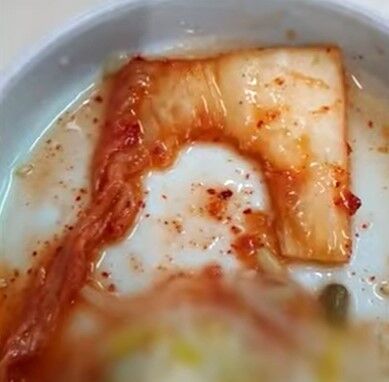 베어먹은 흔적 그대로 나온 김치…식당주 "가위로 자른 자국인데?" 시치미