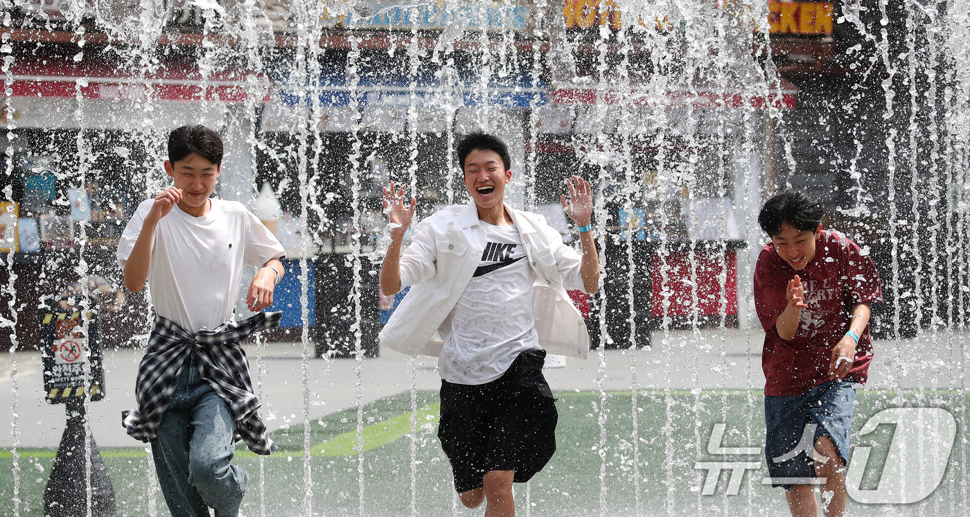 (대구=뉴스1) 공정식 기자 = 대구의 낮 기온이 28도를 넘는 초여름 더위가 찾아온 18일 대구 달서구 테마파크 이월드로 체험학습을 나온 학생들이 바닥분수에서 뿜어져 나오는 물줄 …