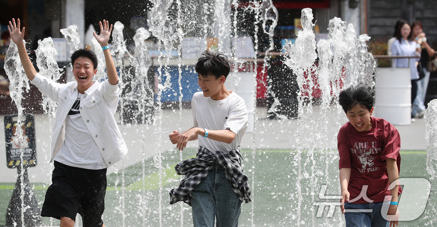 (대구=뉴스1) 공정식 기자 = 대구의 낮 기온이 28도를 넘는 초여름 더위가 찾아온 18일 대구 달서구 테마파크 이월드로 체험학습을 나온 학생들이 바닥분수에서 뿜어져 나오는 물줄 …
