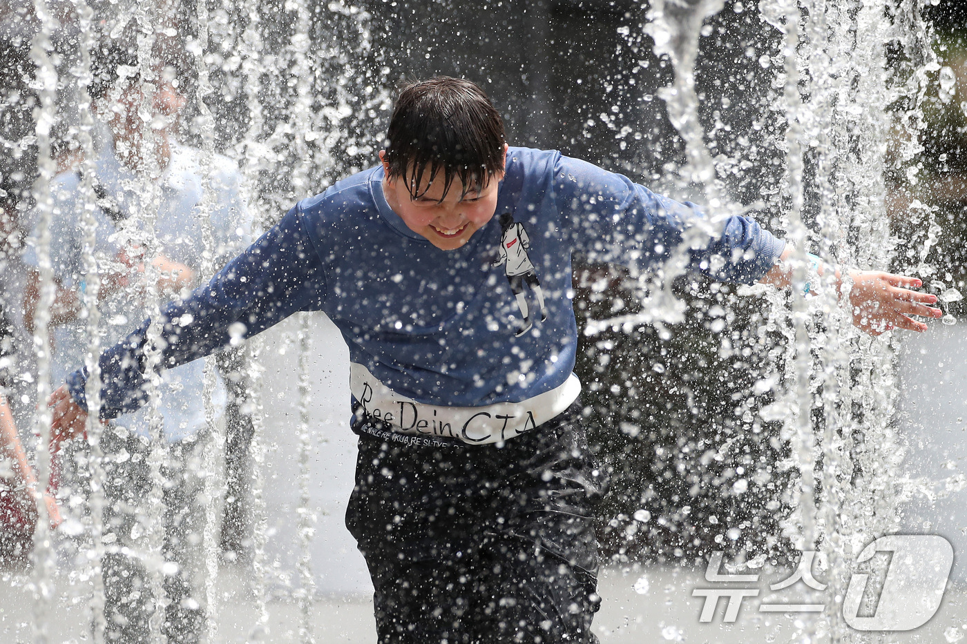 (대구=뉴스1) 공정식 기자 = 대구의 낮 기온이 28도를 넘는 초여름 더위가 찾아온 18일 대구 달서구 테마파크 이월드로 체험학습을 나온 학생들이 바닥분수에서 뿜어져 나오는 물줄 …