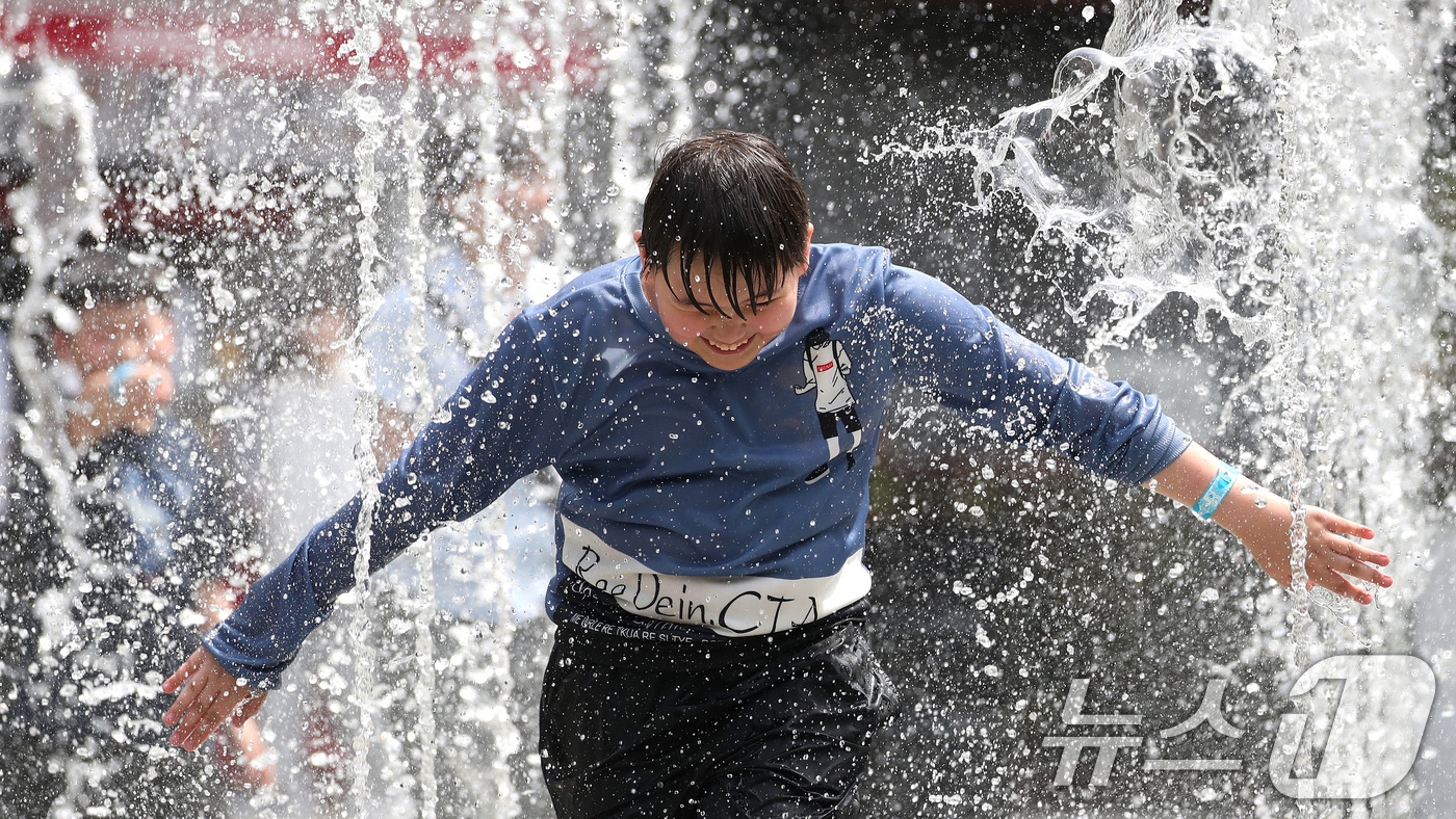 (대구=뉴스1) 공정식 기자 = 대구의 낮 기온이 28도를 넘는 초여름 더위가 찾아온 18일 대구 달서구 테마파크 이월드로 체험학습을 나온 학생들이 바닥분수에서 뿜어져 나오는 물줄 …