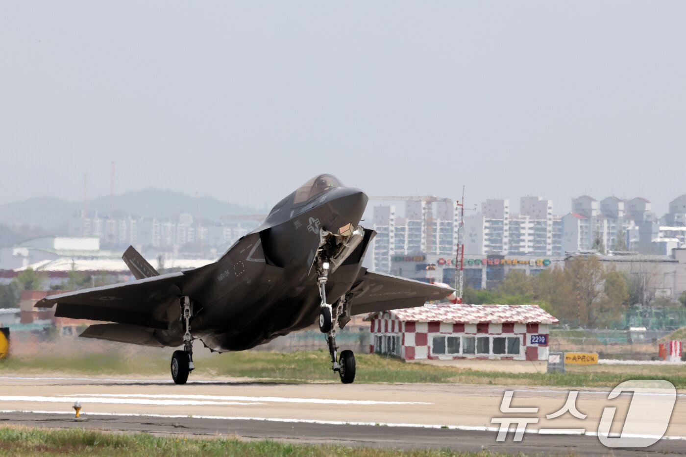 본문 이미지 - 18일 오전 광주 광산구 신촌동 광주공군기지에 미 공군의 F-35B 전투기가 착륙하고 있다. 한미공군은 5월 2일까지 공군 광주기지에서 2주에 걸쳐 대규모 연합공중훈련 '프리덤 플래그(Freedom Flag)'를 실시한다. 2025.4.18/뉴스1 ⓒ News1 이승현 기자
