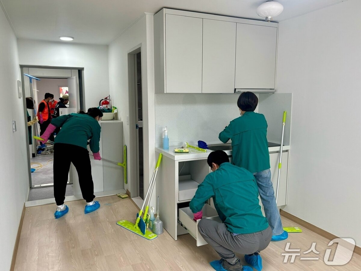 본문 이미지 - 18일 경북도 공무원들과 자원봉사자들이 이재민들의 임시주택 입주를 위해 청소에 나섰다. (경북도 제공. 재판매 및 DB금지)2025.4.18/뉴스1