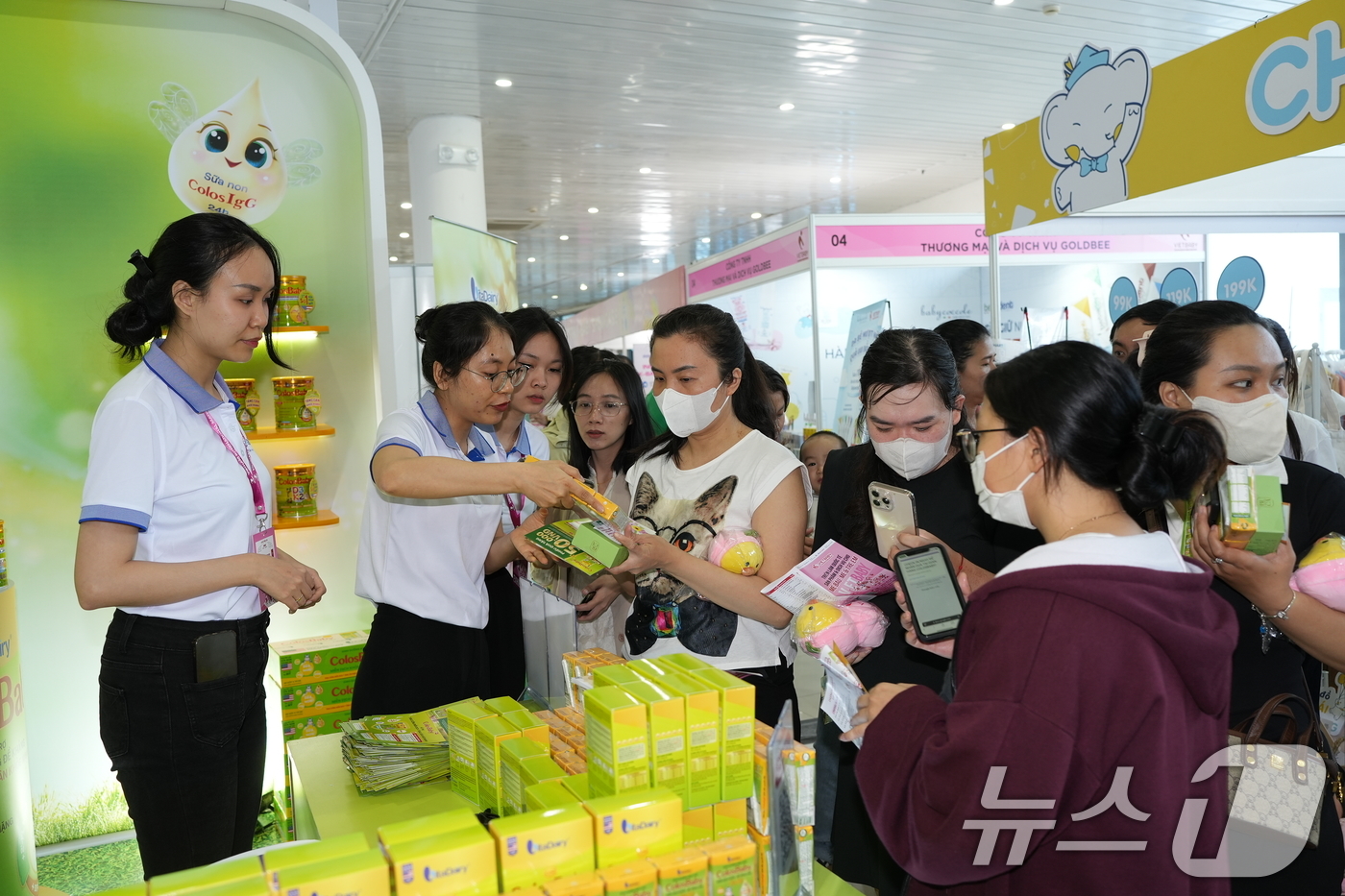 (서울=뉴스1) = 코엑스가 18일부터 3일간 베트남 다낭에서 '다낭 국제 베이비&키즈페어'를 첫 개최한다고 밝혔다.코엑스가 첫 개최하는 다낭 국제 베이비&키즈페어 전시회 참관객이 …