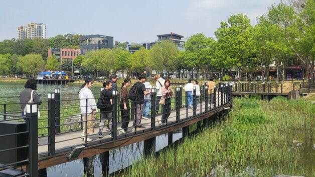 대구 29도 '여름 같은 봄'…모자·선글라스 끼고 산책나선 시민들