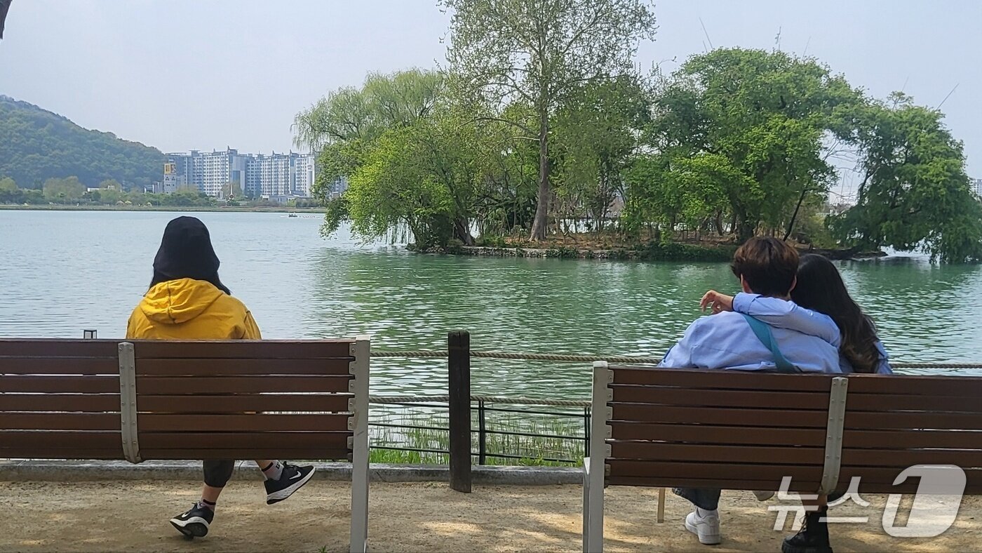 본문 이미지 - 18일 대구 대표 관광명소인 수성못에서 시민들이 의자에 앉아 평온한 시간을 보내고 있다.2025.4.18/뉴스1 ⓒ News1 이성덕 기자