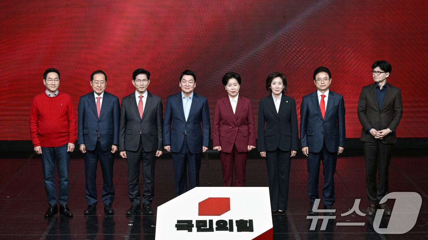 본문 이미지 - 지난 4월 18일 서울 강서구 ASSA 아트홀에서 열린 ‘제21대 대통령 후보자 국민의힘 1차 경선 후보자 비전대회’에서 후보자들이 기념촬영을 하고 있다. 왼쪽부터 유정복, 홍준표, 김문수, 안철수, 양향자, 나경원, 이철우, 한동훈 후보. &#40;공동취재&#41; 2025.4.18/뉴스1 ⓒ News1 이재명 기자